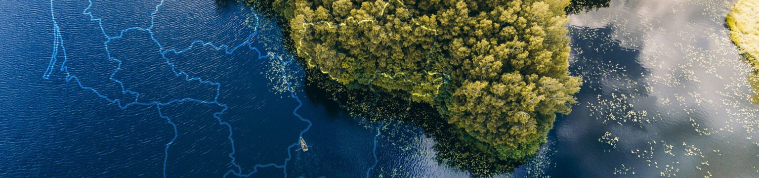 Abstraktus Lietuvos žemėlapio kontūras švytintis virš tamsiai mėlyno ežero ir žalio miško kraštovaizdžio