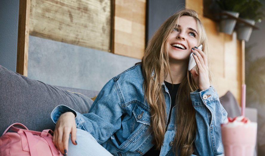 Laiminga moteris kalba telefonu - mobilusis ryšys su neribotais pokalbiais GerasPlanas